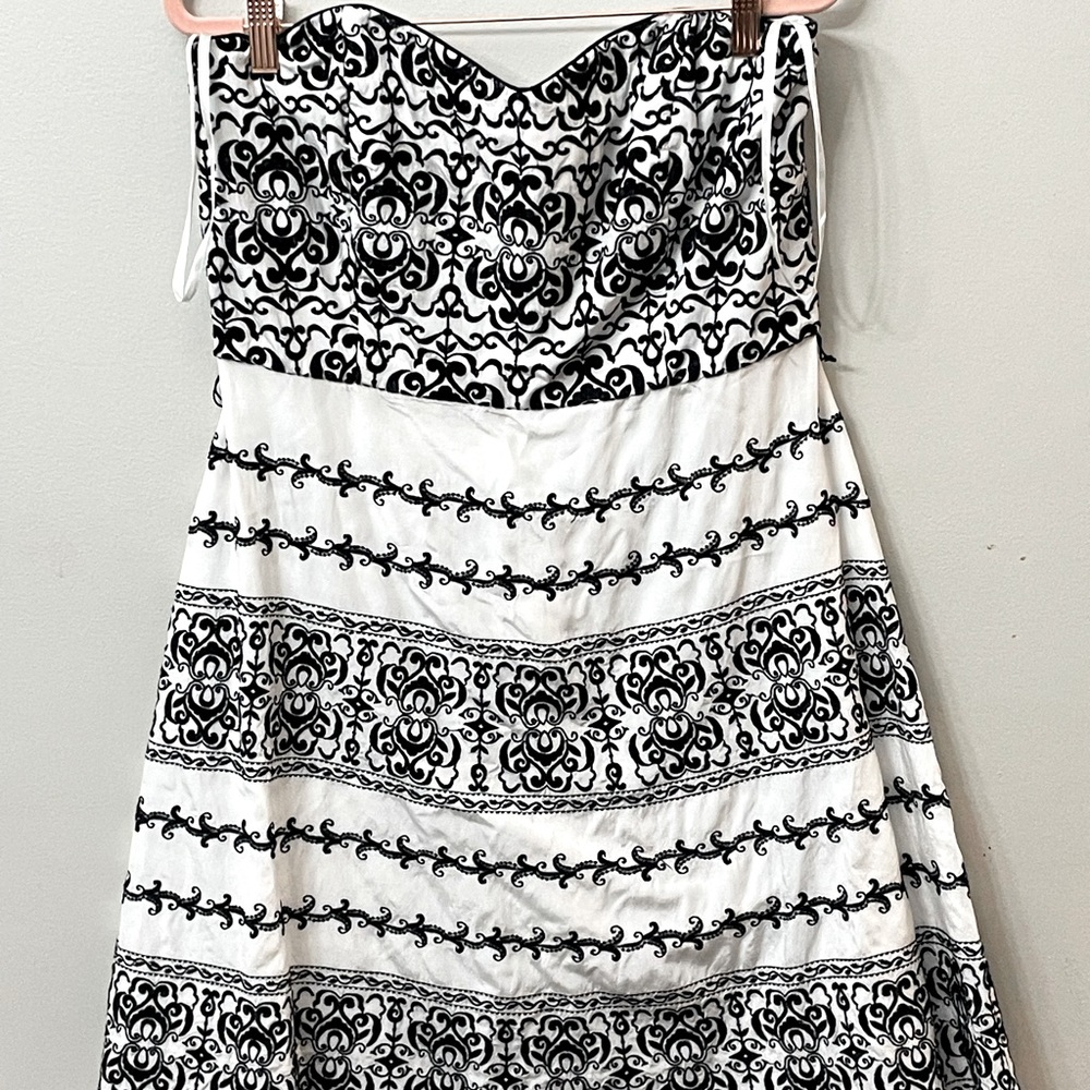 White House Black Market - Black & White Patterned Dress - Timeless Elegance